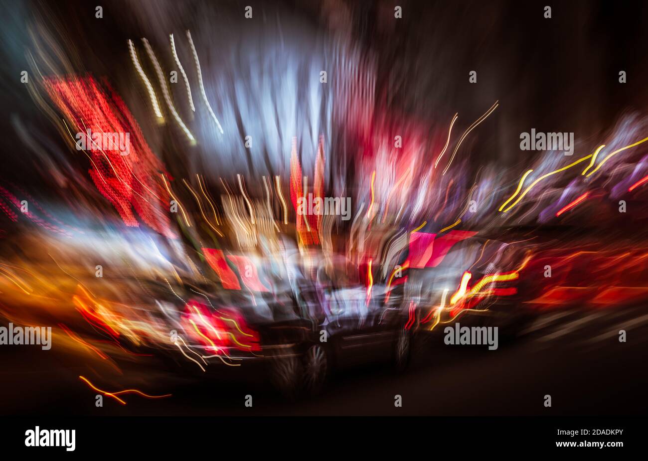 Illuminazione e luci notturne di New York City. Immagine notturna astratta di Times Square a New York. Sfocatura intenzionale del movimento Foto Stock