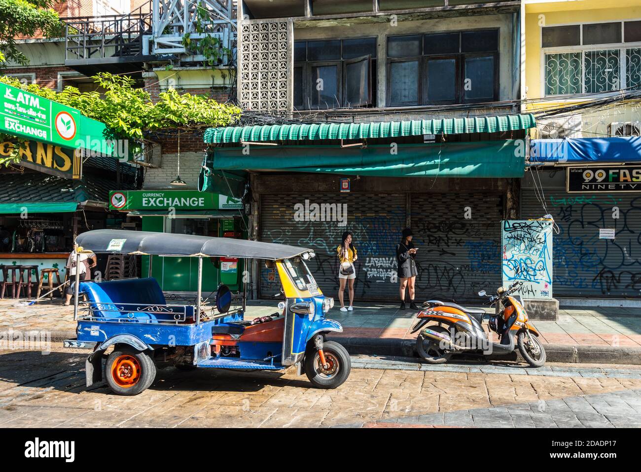 Bangkok, Thailandia - 7 dicembre 2019: Vista sulla strada del tuk tuk e locale sulla Khaosan Road a Bangkok, Thailandia. Foto Stock