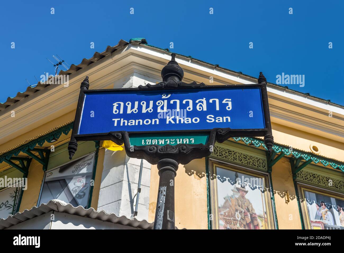 Bangkok, Thailandia - 7 dicembre 2019: Un cartello blu e bianco sulla famosa Thanon Khao San Road in tailandese e inglese a Bangkok, Thailandia. Foto Stock