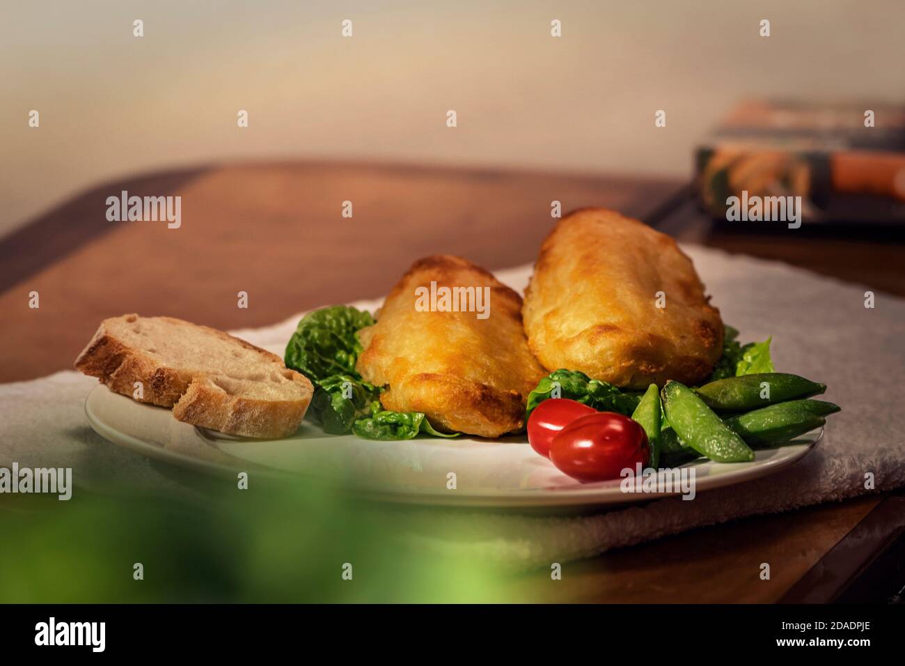 Due filetti croccanti senza carne di Quorn con insalata su un piatto con pacchetto di Quorn sullo sfondo. Foto Stock