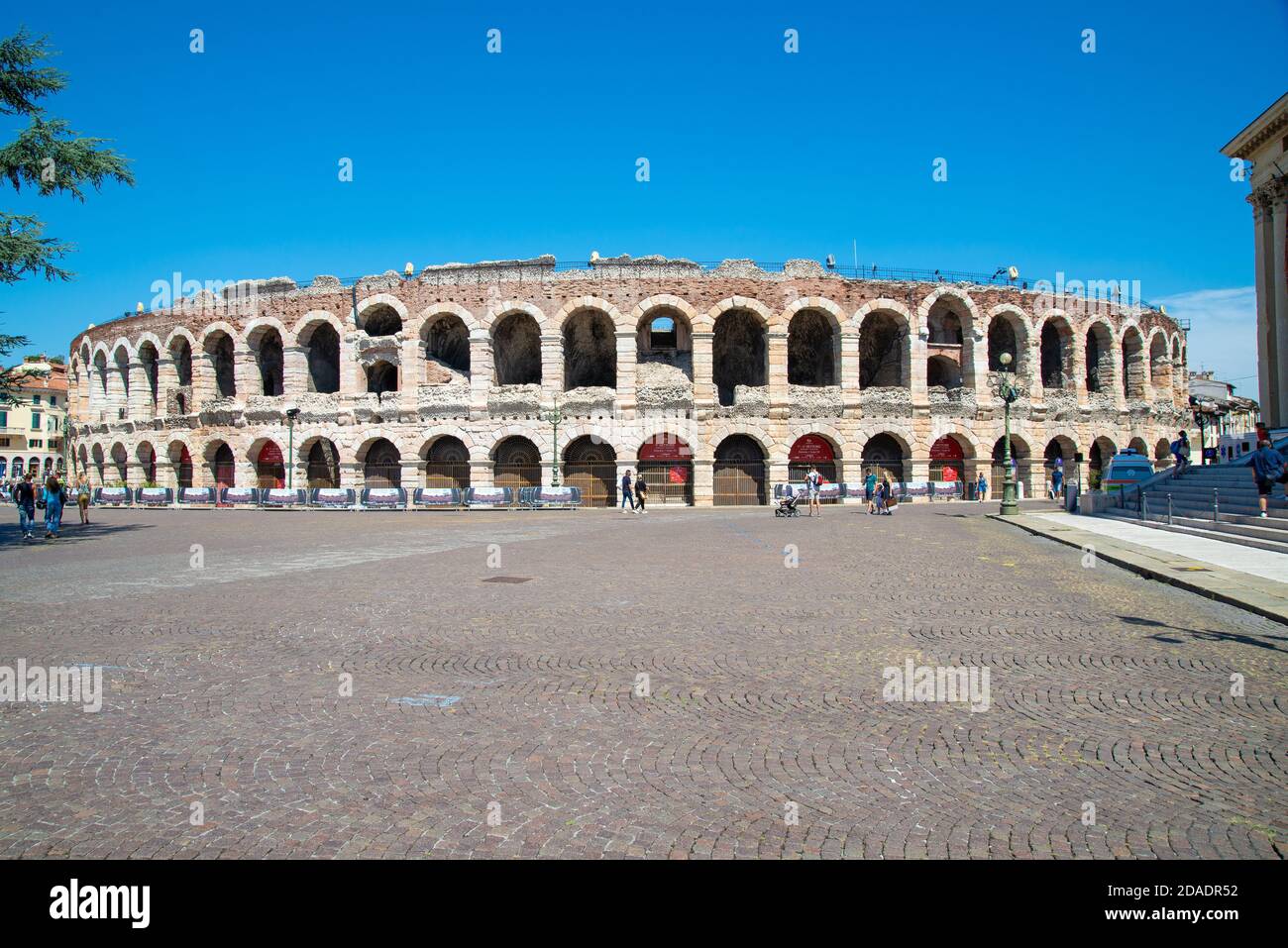 VERONA, ITALIA - 18 agosto 2020: Il vecchio e antico anfiteatro di Verona fotografato dall'esterno con il suo anello esterno decaduto davanti ad un blu Foto Stock