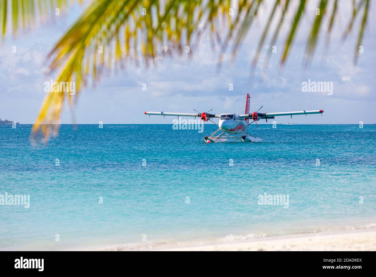 Idrovolante presso il resort tropicale sulla spiaggia. Destinazione turistica estiva di lusso idrovolante nelle isole Maldive. Esotico vacanza di trasporto, Maldive Foto Stock