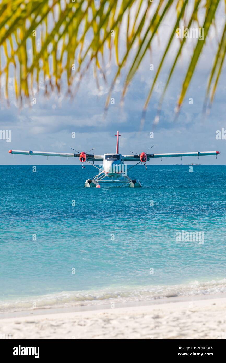 Idrovolante presso il resort tropicale sulla spiaggia. Destinazione turistica estiva di lusso idrovolante nelle isole Maldive. Esotico vacanza di trasporto, Maldive Foto Stock