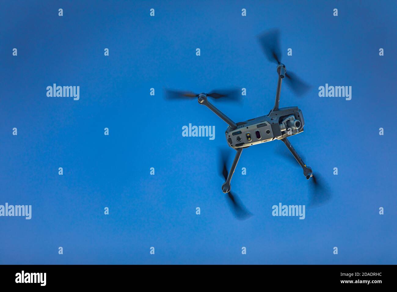 Drone volo drone su uno sfondo sfocato della natura. Tecnologia moderna, sorveglianza, media digitali, creazione di contenuti, fotografia e video Foto Stock