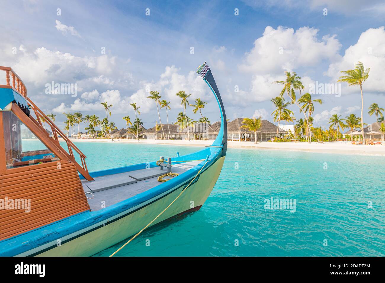 Design della spiaggia delle Maldive. Maldive tradizionale barca Dhoni e mare blu perfetto con laguna. Concetto di paradiso tropicale di lusso Foto Stock