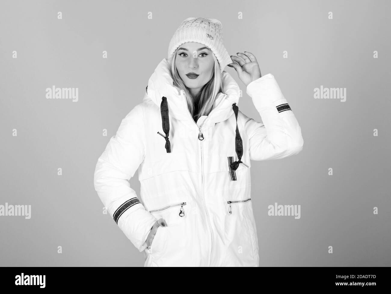 moda giovanile - 3 Stile moderno. Favolosa ragazza alla moda indossare giacca calda e cappello. Abbigliamento confortevole per la vita quotidiana in spazi urbani. Negozio di moda. Moda giovanile. Abito di moda. Tendenza invernale. Deve avere