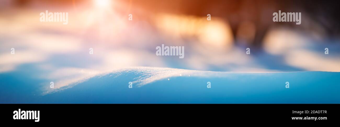 Inverno neve di fondo con neve frizzante in giornata di sole Foto Stock