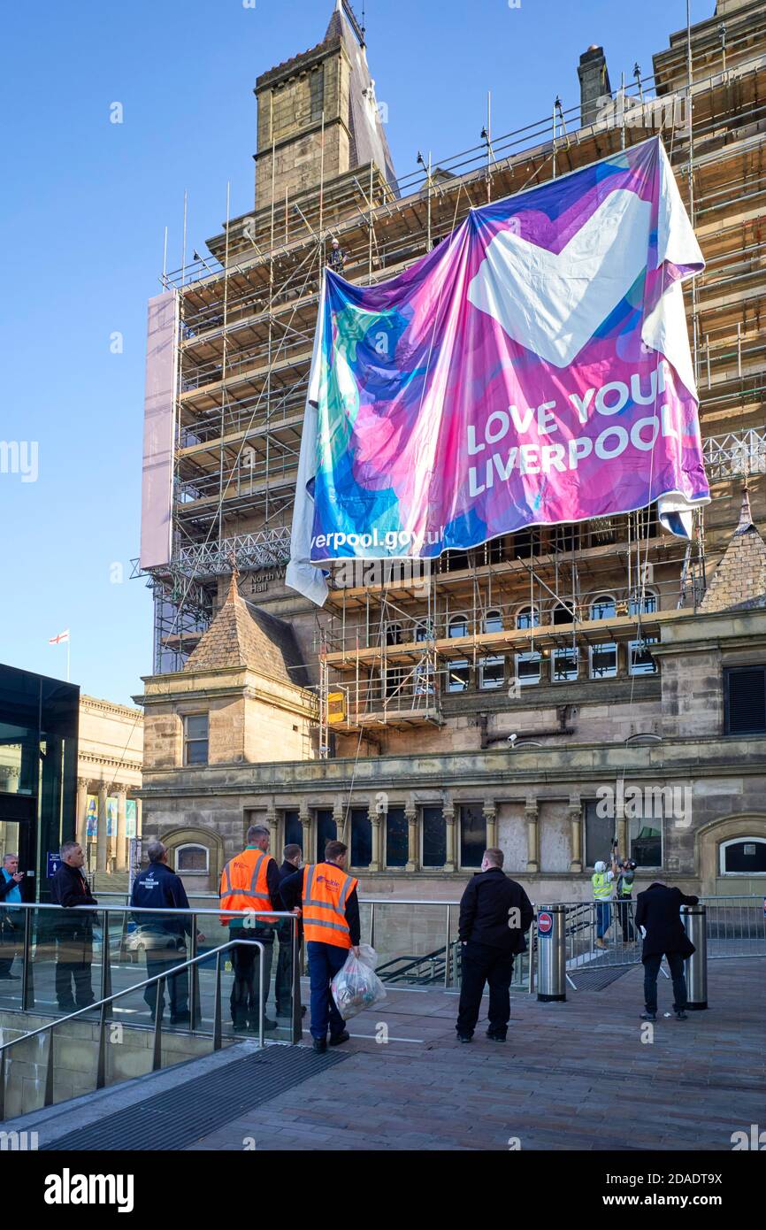 Un poster di amore si Liverpool essere messo su un Edificio alla stazione di Lime Street Foto Stock