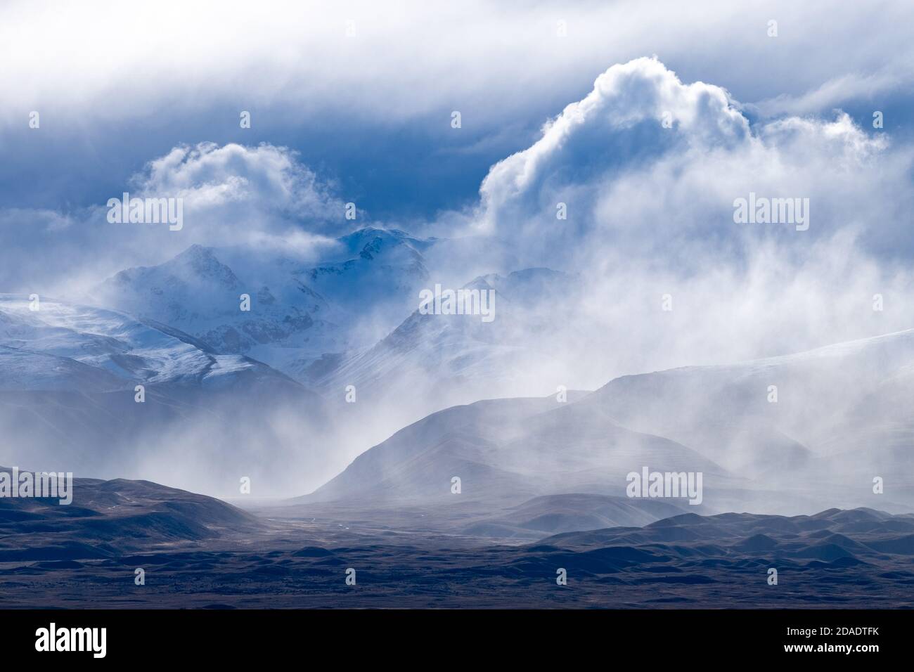 Le nubi della tempesta si trovano sopra il monte Joseph, parte delle Alpi meridionali vicino a Tekapo, Isola del Sud della Nuova Zelanda. Foto Stock