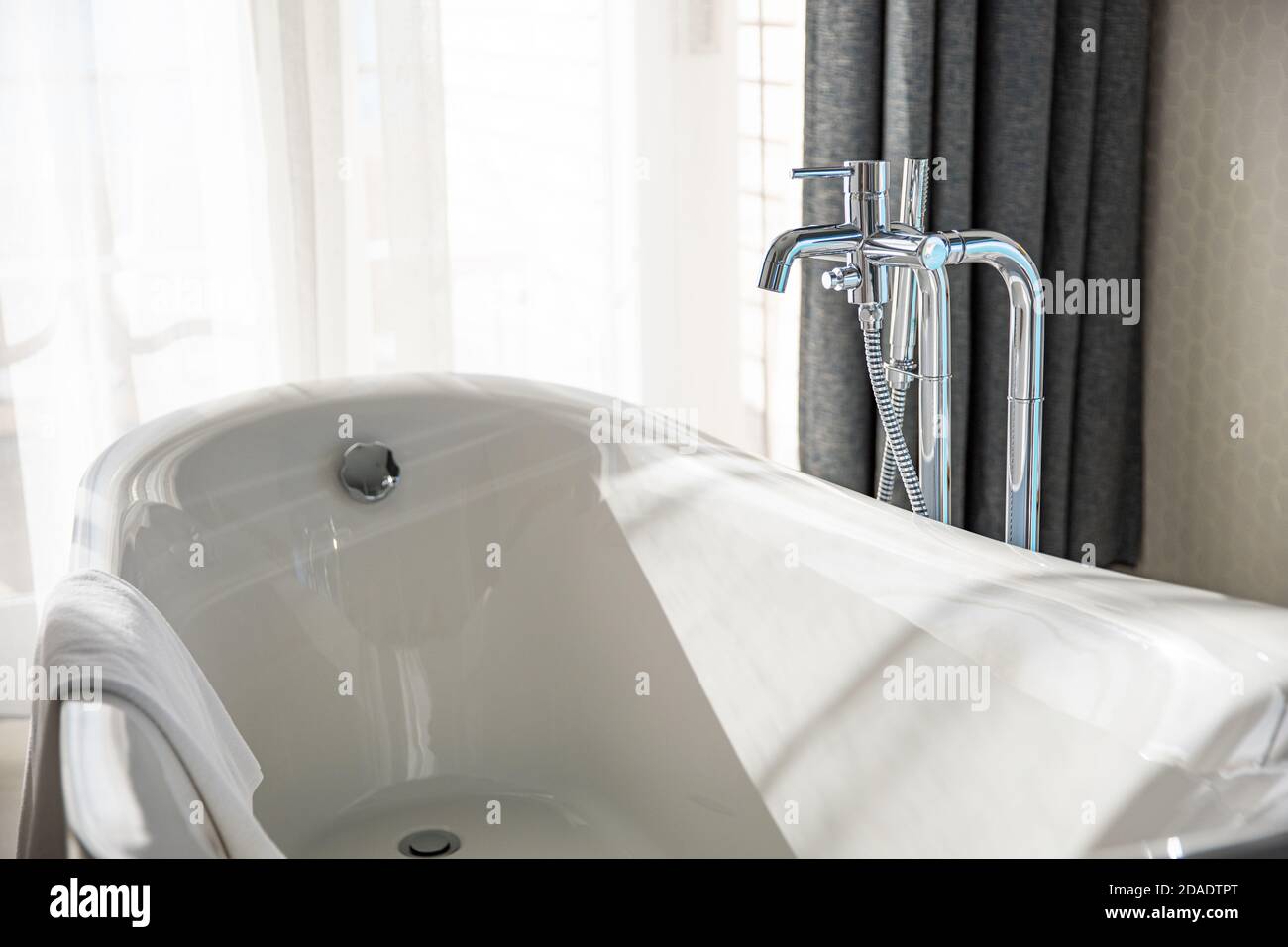 Bagno bianco con luce naturale, zona bagno soleggiata. Suite resort di lusso. Foto Stock