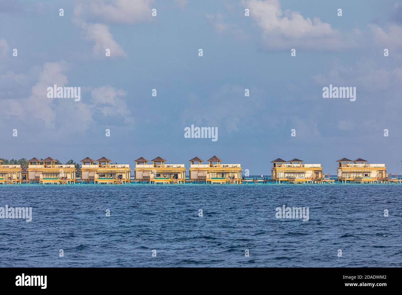 Bungalow sull'acqua sull'isola delle Maldive. Destinazione turistica estiva di lusso. Isola esotica, laguna di mare, ville d'acqua Foto Stock