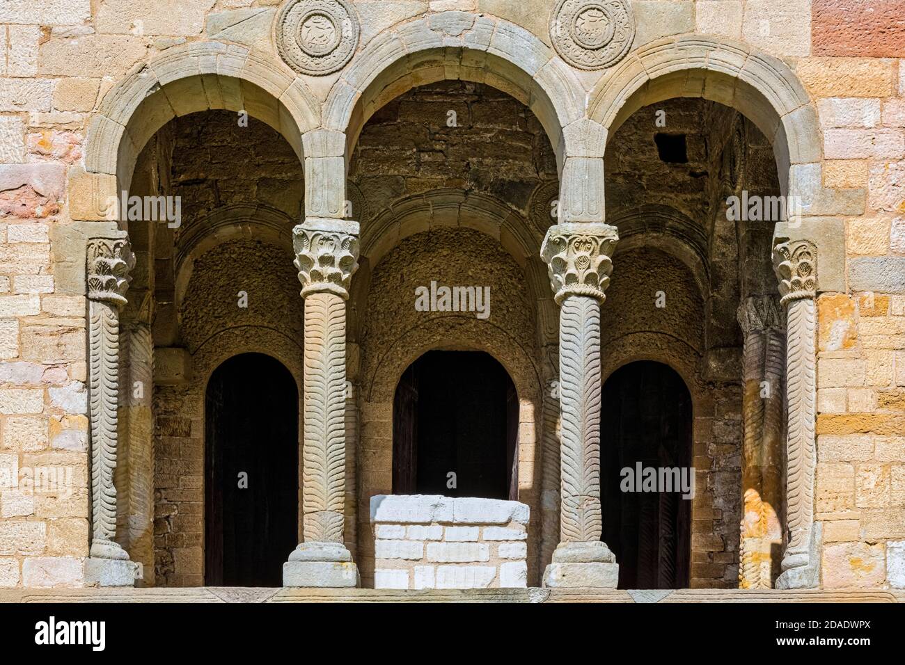 Triple finestre ad arco della chiesa pre-romanica di Santa Maria del Naranco, Oviedo, Asturie, Spagna. Santa Maria del Naranco fa parte dell'UNESC Foto Stock