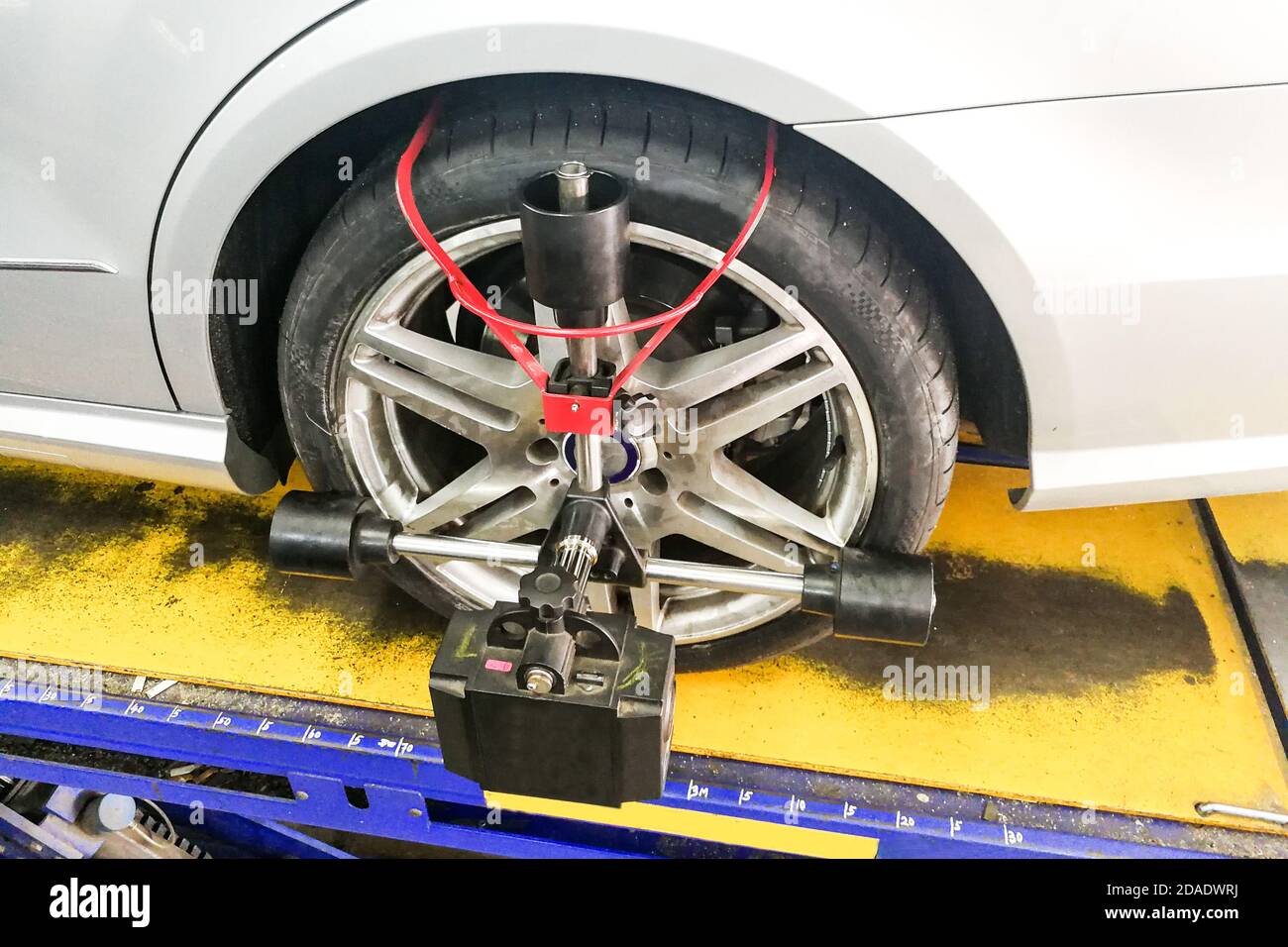 L'auto è sottoposta ad allineamento ruote in garage Foto Stock