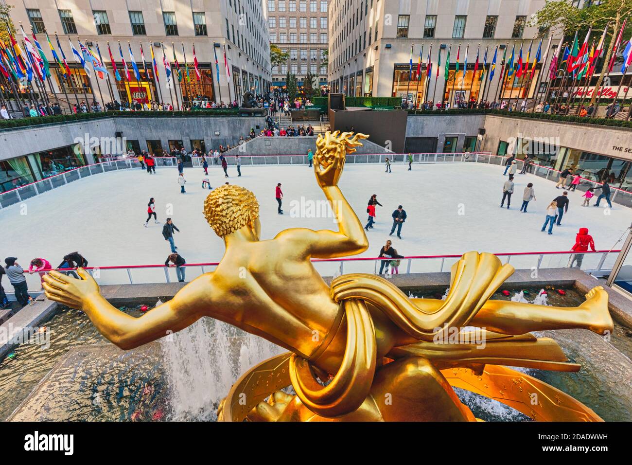 Statua di Prometheus nella lower plaza del Rockefeller Center, Manhattan, New York, New York state, Stati Uniti d'America. Il bronzo dorato st Foto Stock