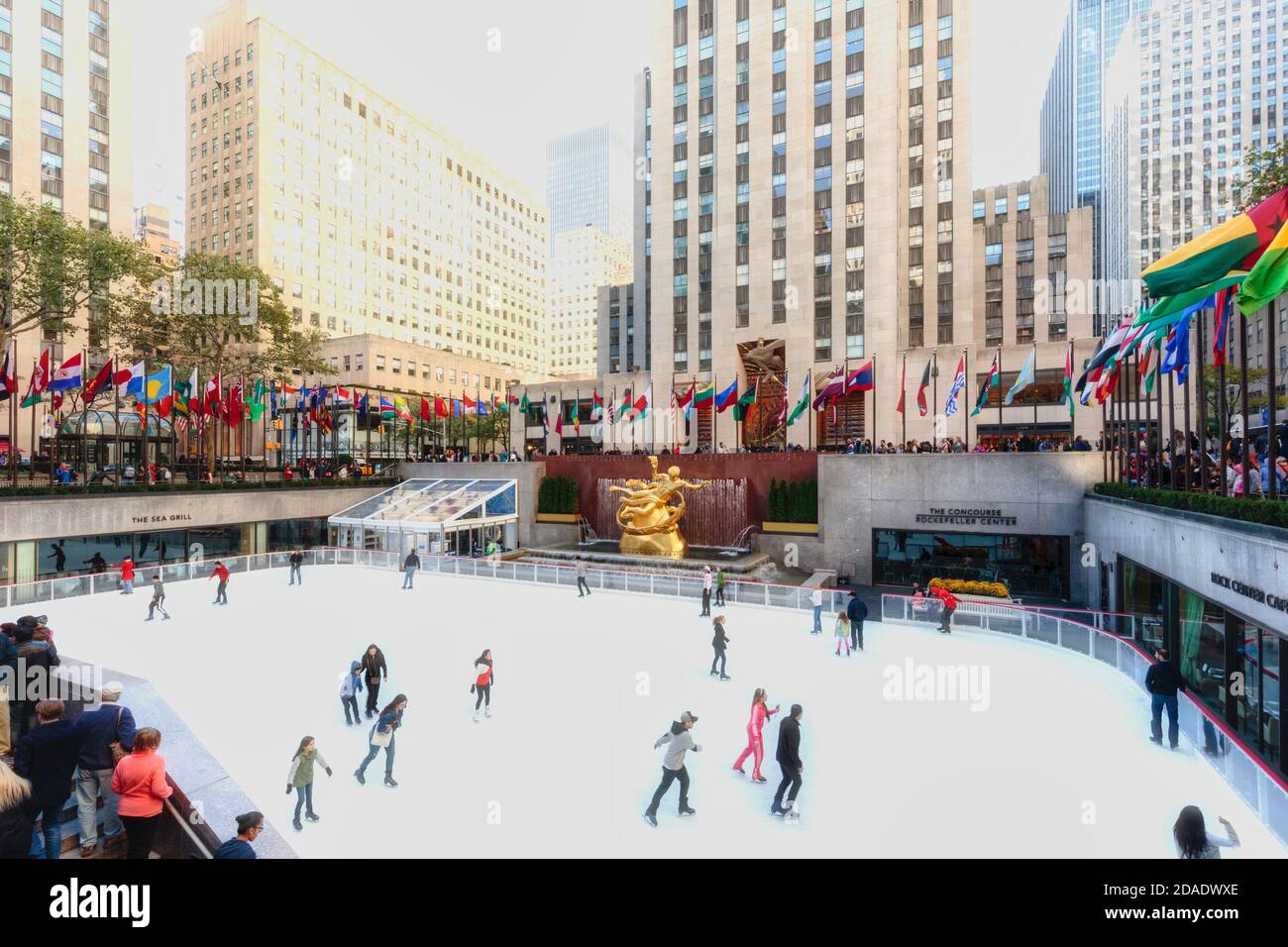 Statua di Prometheus nella lower plaza del Rockefeller Center, Manhattan, New York, New York state, Stati Uniti d'America. Il bronzo dorato st Foto Stock