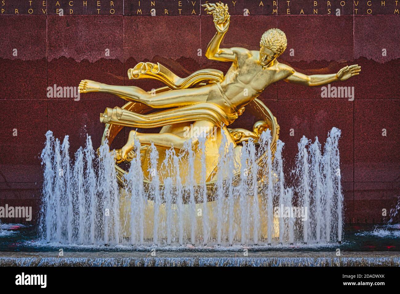 Statua di Prometheus nella lower plaza del Rockefeller Center, Manhattan, New York, New York state, Stati Uniti d'America. Il bronzo dorato st Foto Stock