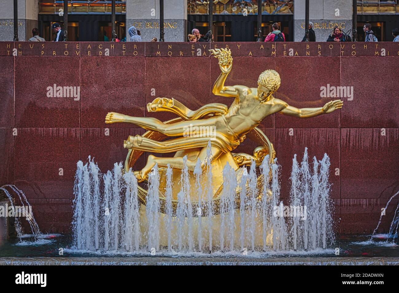Statua di Prometheus nella lower plaza del Rockefeller Center, Manhattan, New York, New York state, Stati Uniti d'America. Il bronzo dorato st Foto Stock