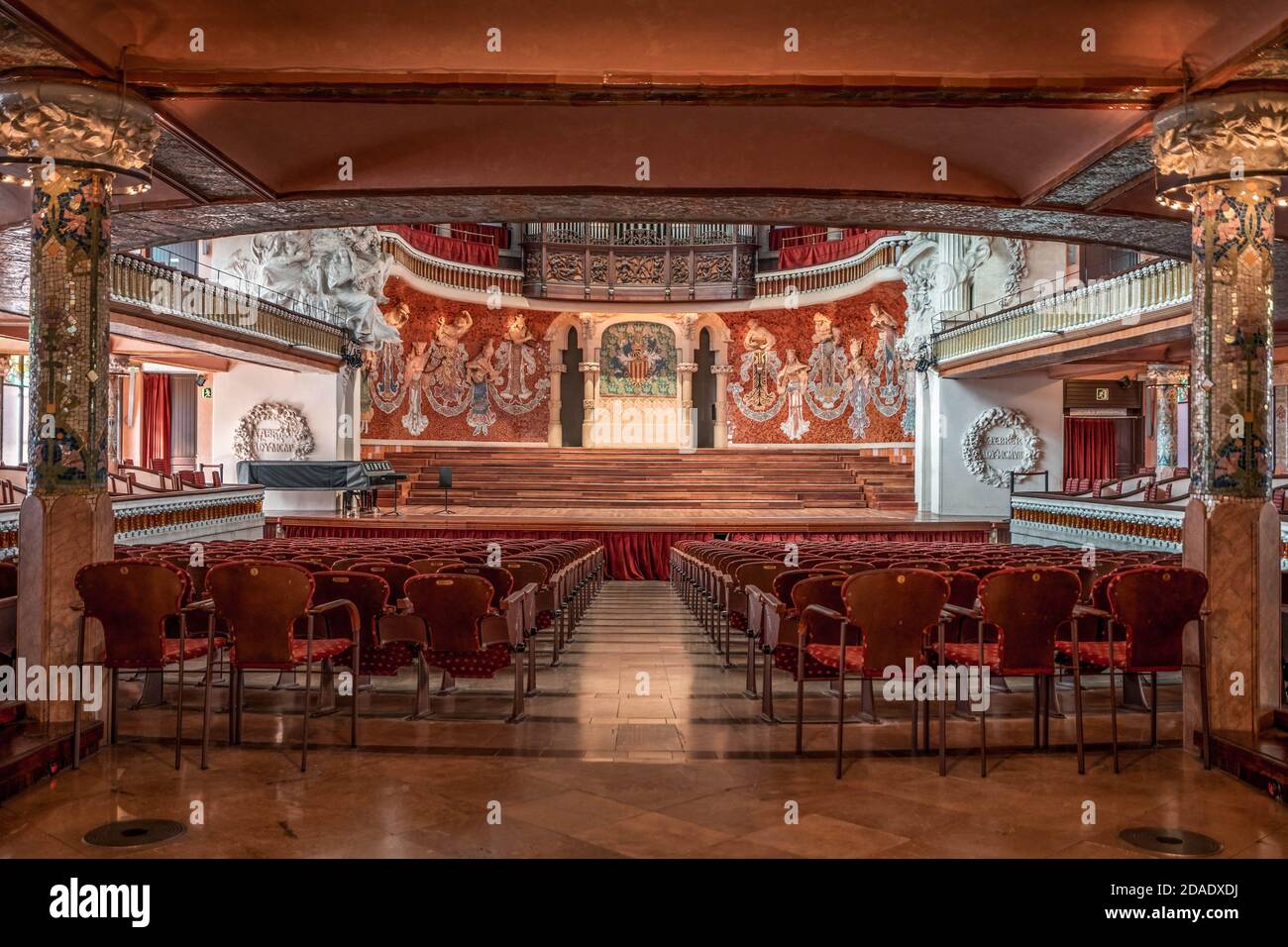 Barcellona, Spagna - 24 febbraio 2020: Platea vista della sala concerti in Catalonia Music Hall con luci accese Foto Stock