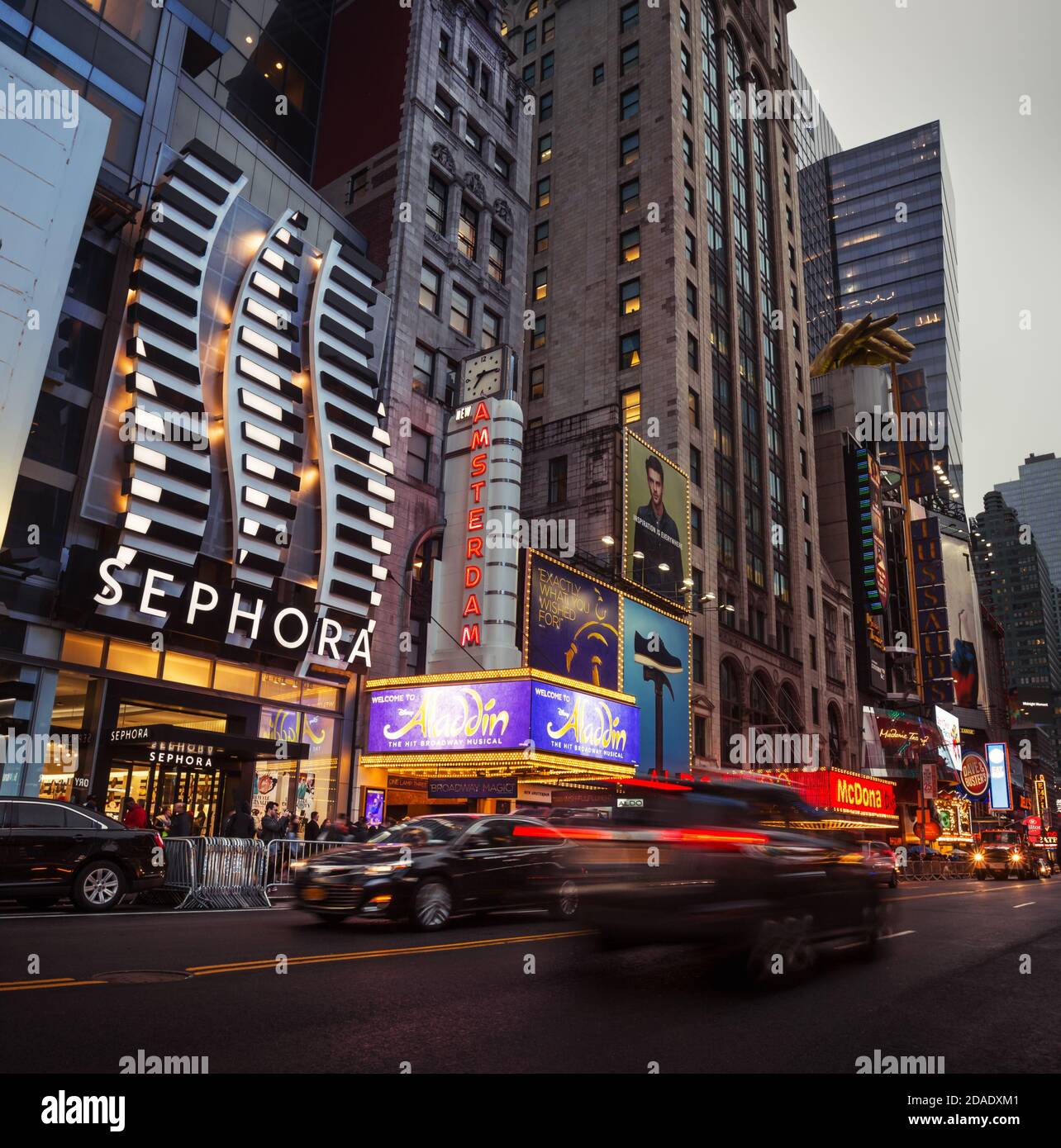 NEW YORK, USA - 30 aprile 2016: W 42nd St a New York in serata. 42nd Street è una delle principali strade di crossstown a New York, conosciuta soprattutto per i suoi teatri Foto Stock