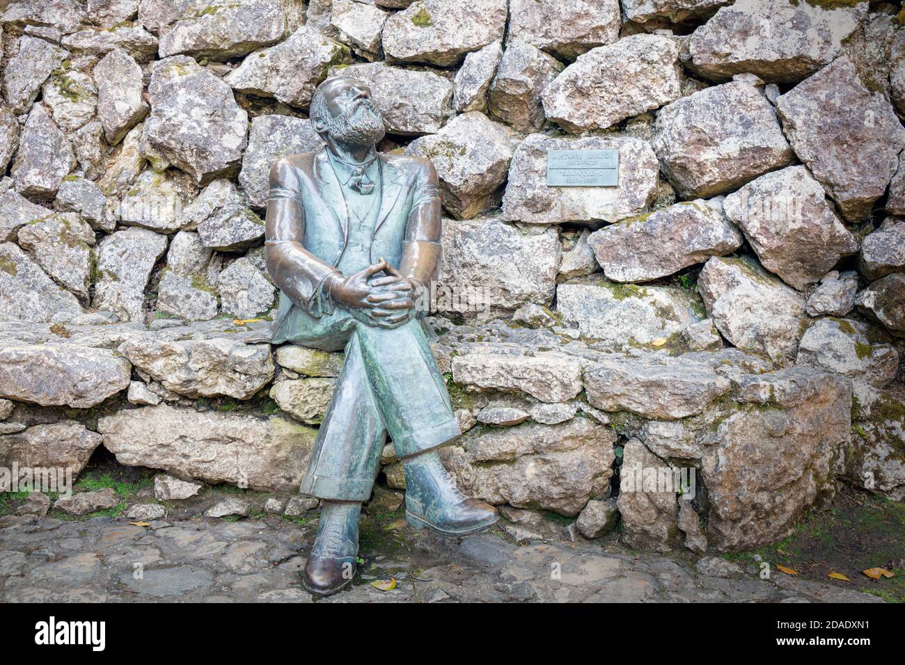 Statua dell'architetto catalano Antoni Gaudi nei terreni della villa di Gaudi progettata El Capricho, a Comillas, Cantabria, Spagna. La statua è la W. Foto Stock