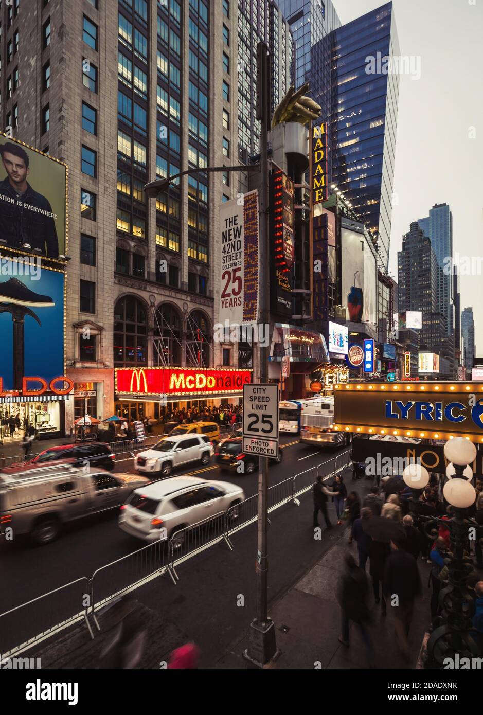 NEW YORK, USA - 30 aprile 2016: W 42nd St a New York in serata. 42nd Street è una delle principali strade di crossstown a New York, conosciuta soprattutto per i suoi teatri Foto Stock
