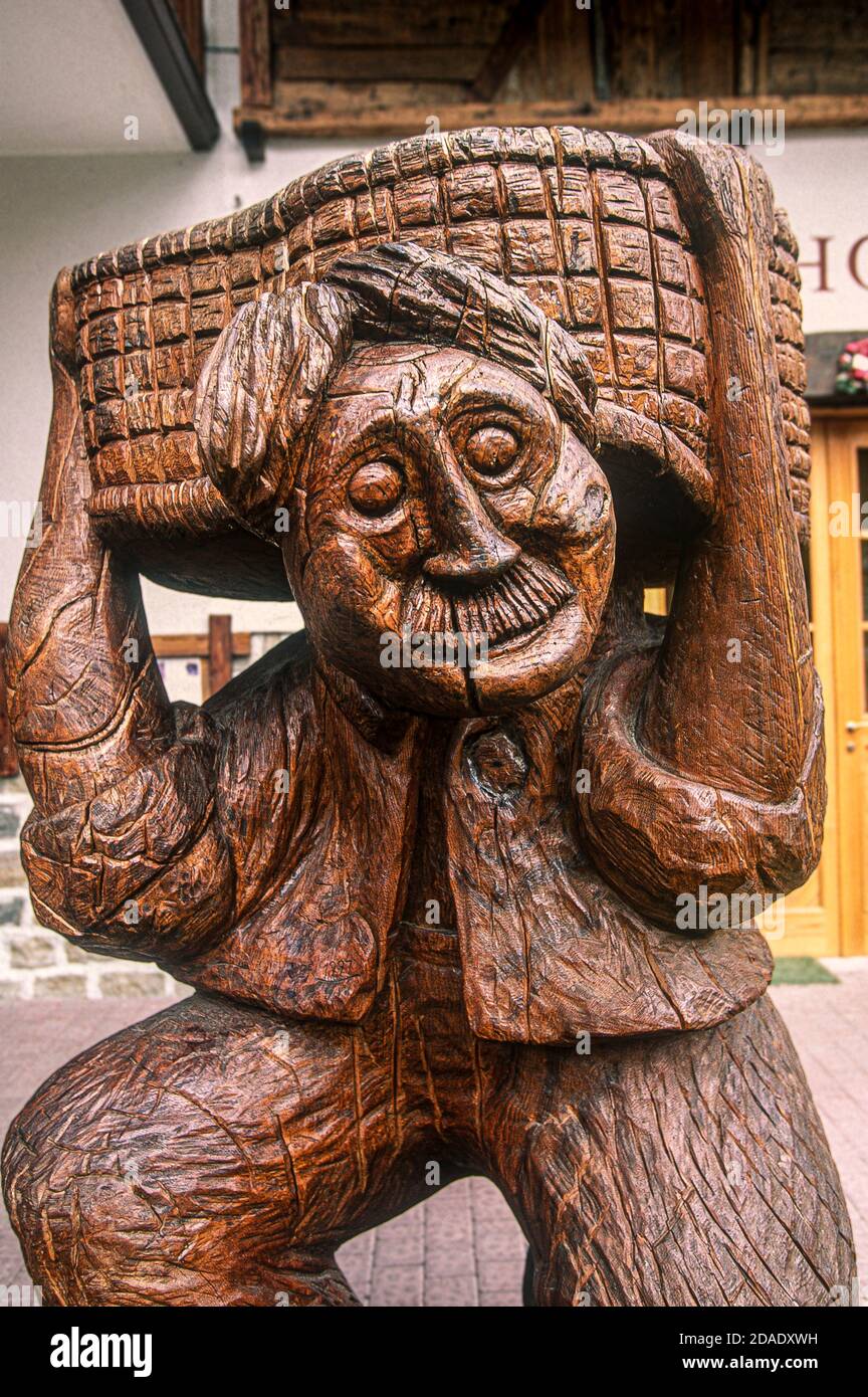 Italia Valle d'Aosta - Val di Cogne - Cogne - Sculture artistiche in legno di Dorino Ouvriere Foto Stock