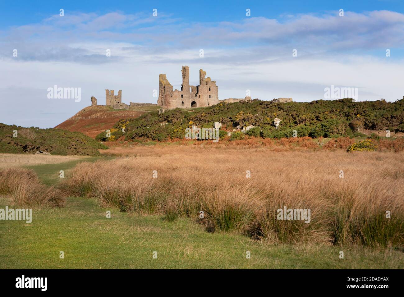 Castello di Dunstanburgh, Crister, Northumberland. Foto Stock