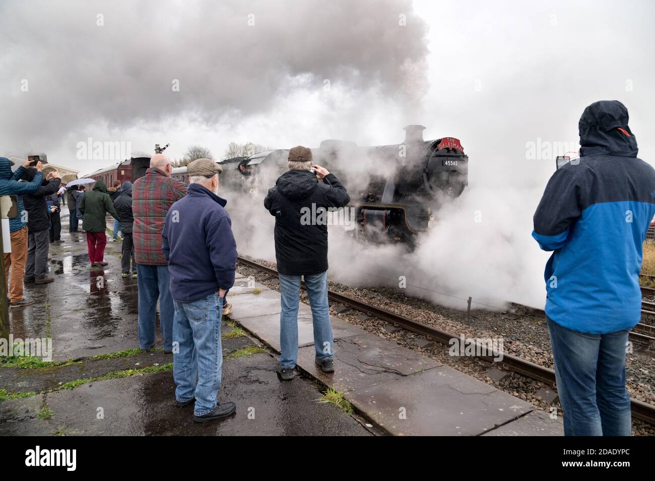 Gli appassionati delle ferrovie che guardano la locomotiva a vapore "Alberta" alla stazione di Hellifield, North Yorkshire, Regno Unito, mentre si prepara a partire. Con un treno speciale. Foto Stock