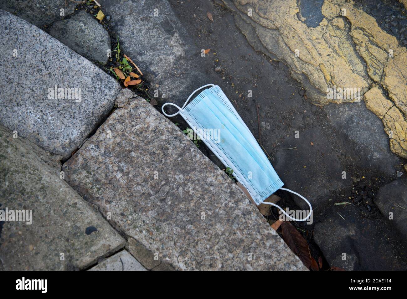 Londra, Hackney. Facemask adandoned. Foto Stock