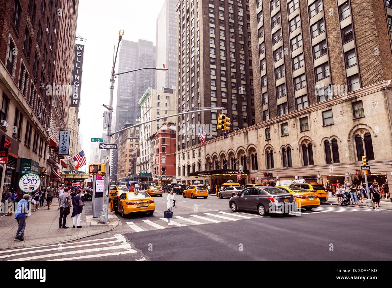 NEW YORK, Stati Uniti d'America - 17 settembre 2017: Intersezione di 7 Avenue e West 56th Street. Newyorkesi e turisti camminano per le strade di Manhattan Foto Stock