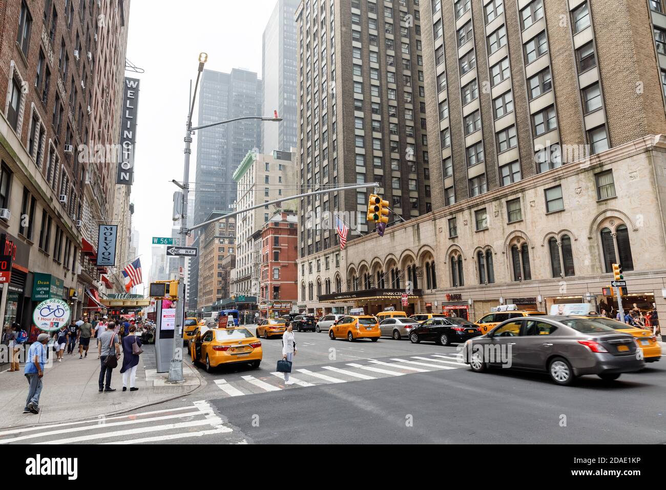 NEW YORK, Stati Uniti d'America - 17 settembre 2017: Intersezione di 7 Avenue e West 56th Street. Newyorkesi e turisti camminano per le strade di Manhattan Foto Stock