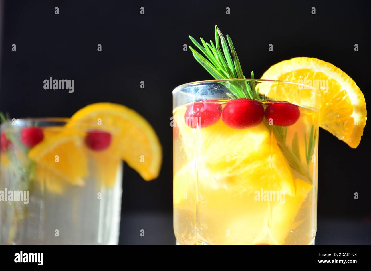 Bicchiere Di Cocktail Al Bourbon Al Miele Con Bevanda A Base Di Whisky Al Rosmarino Con