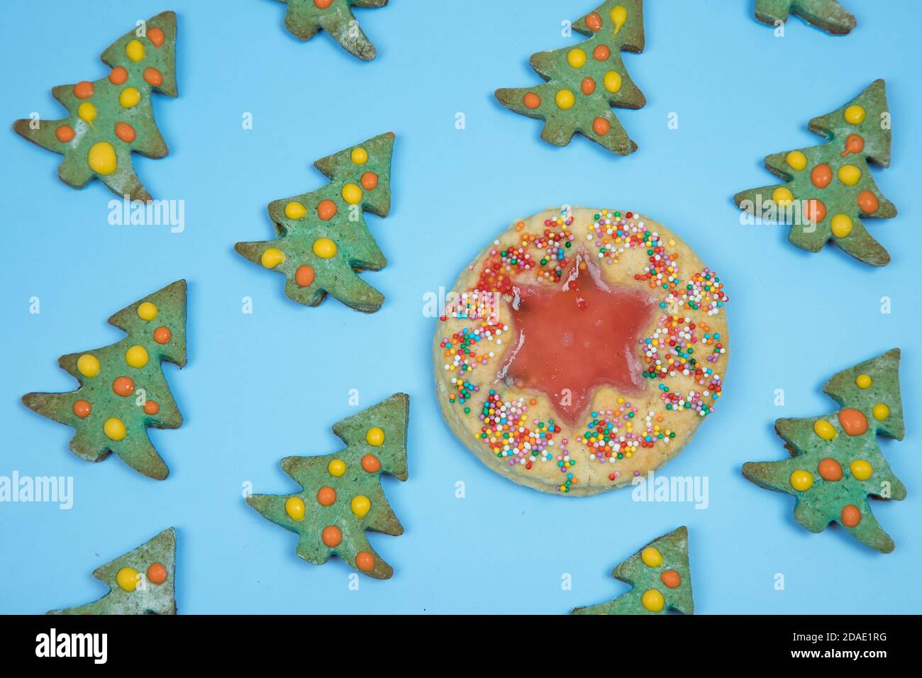 Modello di bei biscotti fatti in casa di Natale su uno sfondo blu orientamento orizzontale. Foto Stock