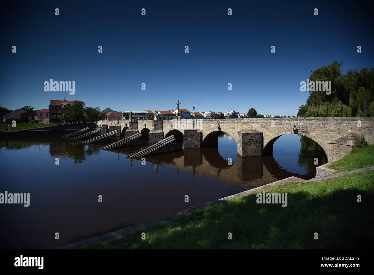 Ponte in pietra gotica a Pisek. Budejovicko, Repubblica Ceca Foto Stock