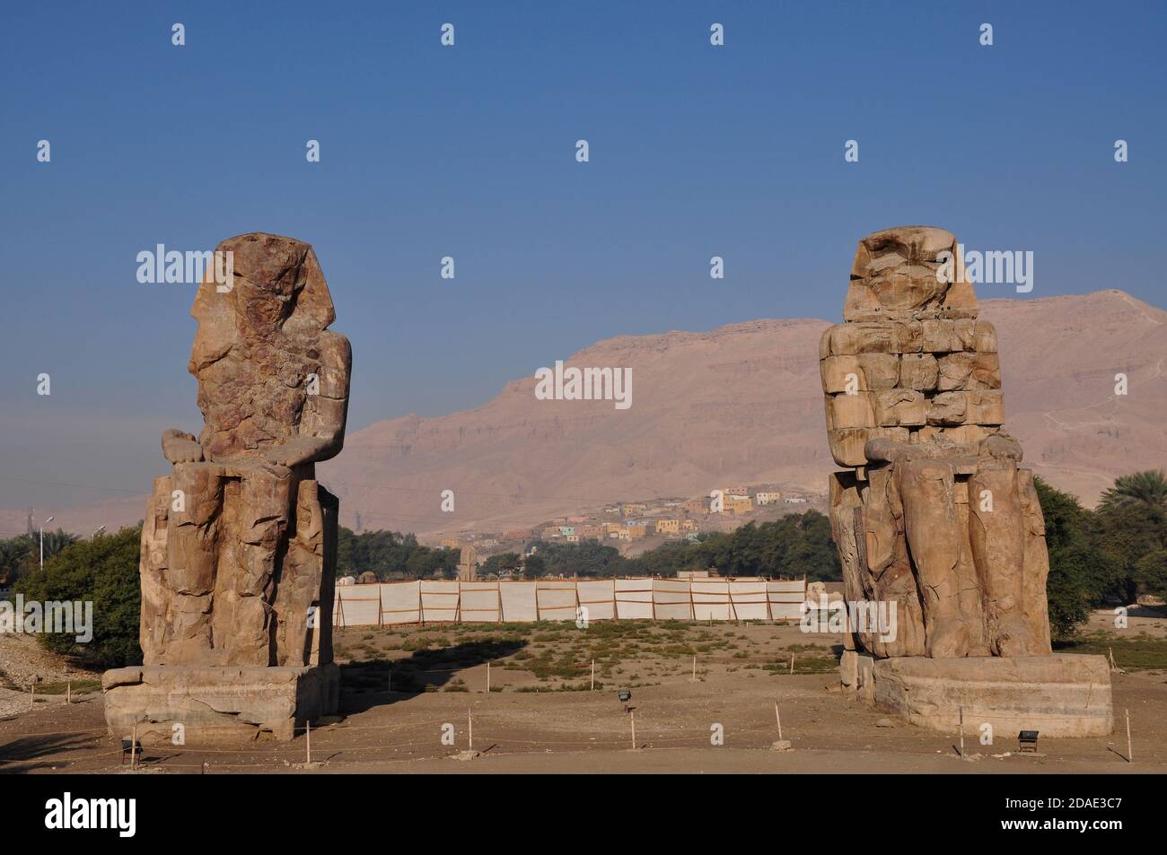 Colossi di Memnon alla Necropoli di Teban, Luxor, Egitto Foto Stock Colossi di Memnon alla Necropoli di Teban, Luxor, Egitto Foto Stock