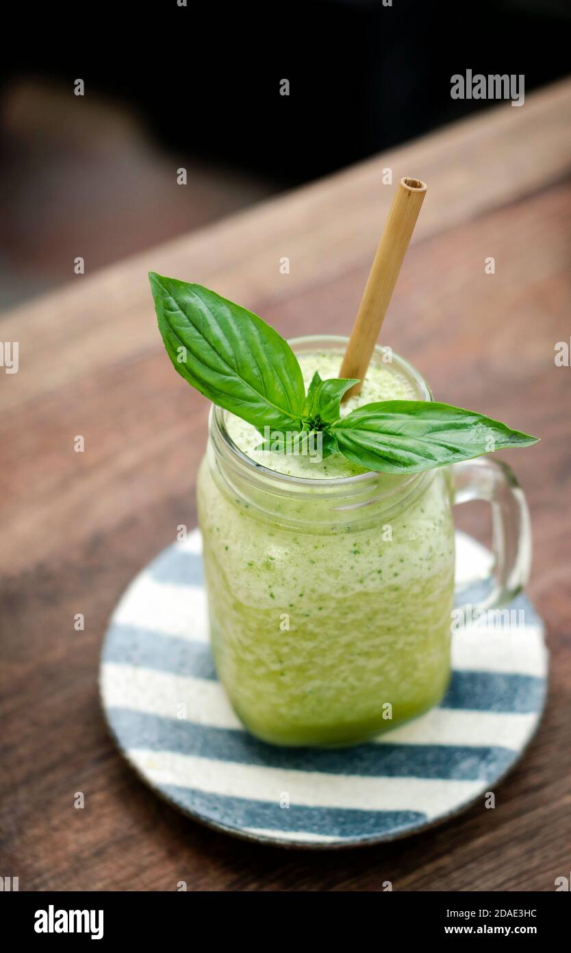 kiwi di ananas organico e frutta di basilico detox bevanda sana del frullato all'aperto in vetro Foto Stock
