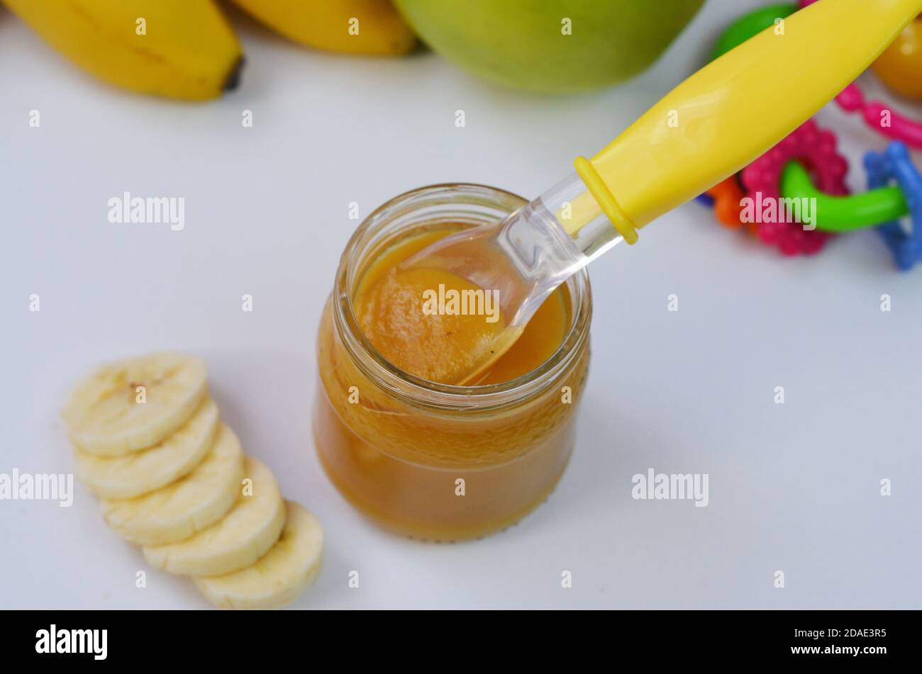 Cibo per bambini, purè di banane patate e banane su sfondo bianco è isolato. Foto Stock