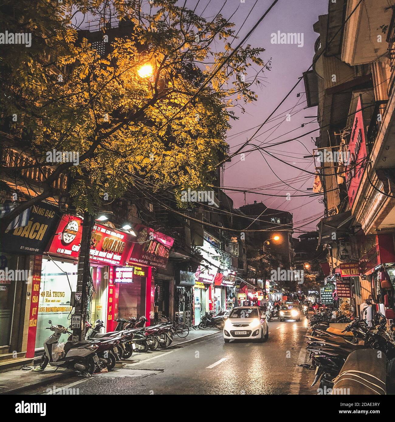 Hanoi, Vietnam, 30 dicembre 2019, automobile che guida i fari accesi, di notte, in una strada deserta nella vecchia Hanoi Foto Stock