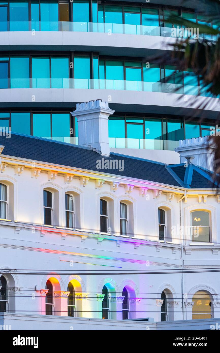 Lo storico Esplanade Hotel di St Kilda è ombreggiato da un moderno condominio. Foto Stock