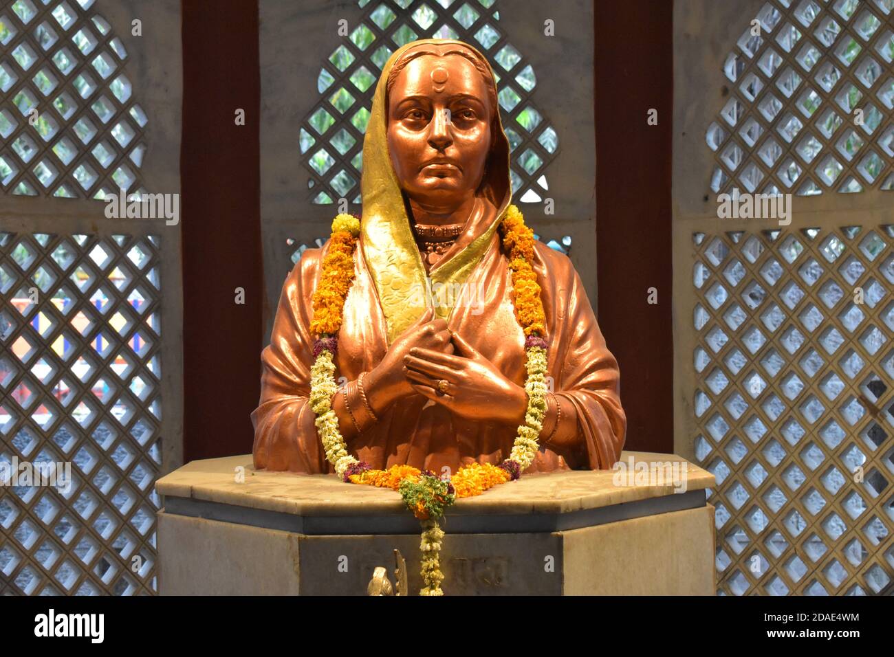 Statua di Rajmata Jijabai, madre di Chhatrapati Shivaji Maharaj a Lal Mahal si trova nel cuore di Pune City, Maharashtra Foto Stock