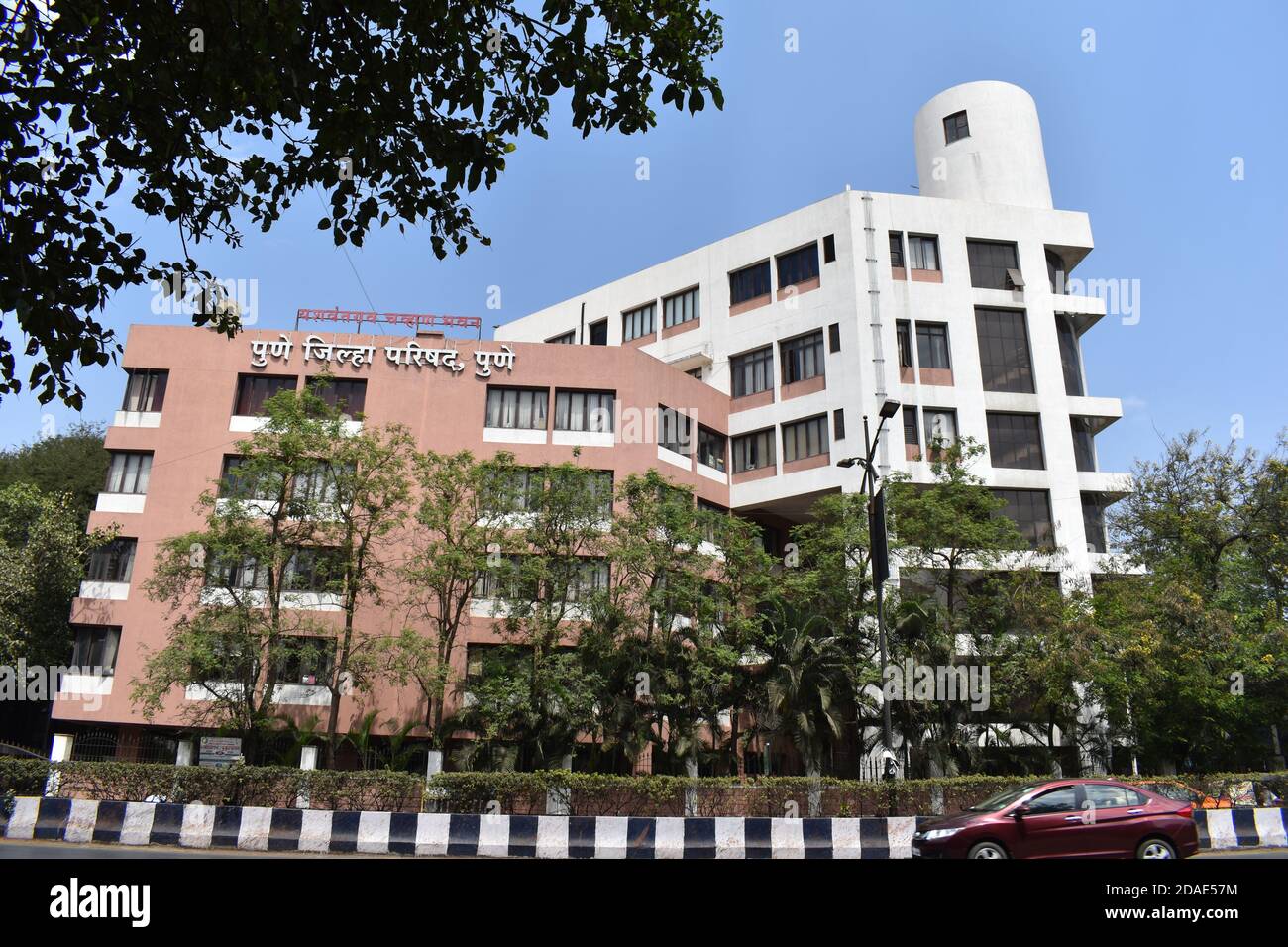 Vista laterale del Palazzo Pune Zilla Parishad, vicino, Dr Baba Saheb Ambedkar Rd, Camp, Pune, Maharashtra Foto Stock