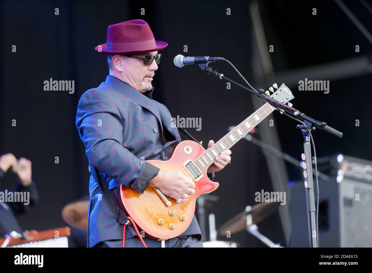 Huey Morgan of the Fun Lovin' Criminals, performing  on the main Stage at the 2017 On Blackheath Music Festival Foto Stock