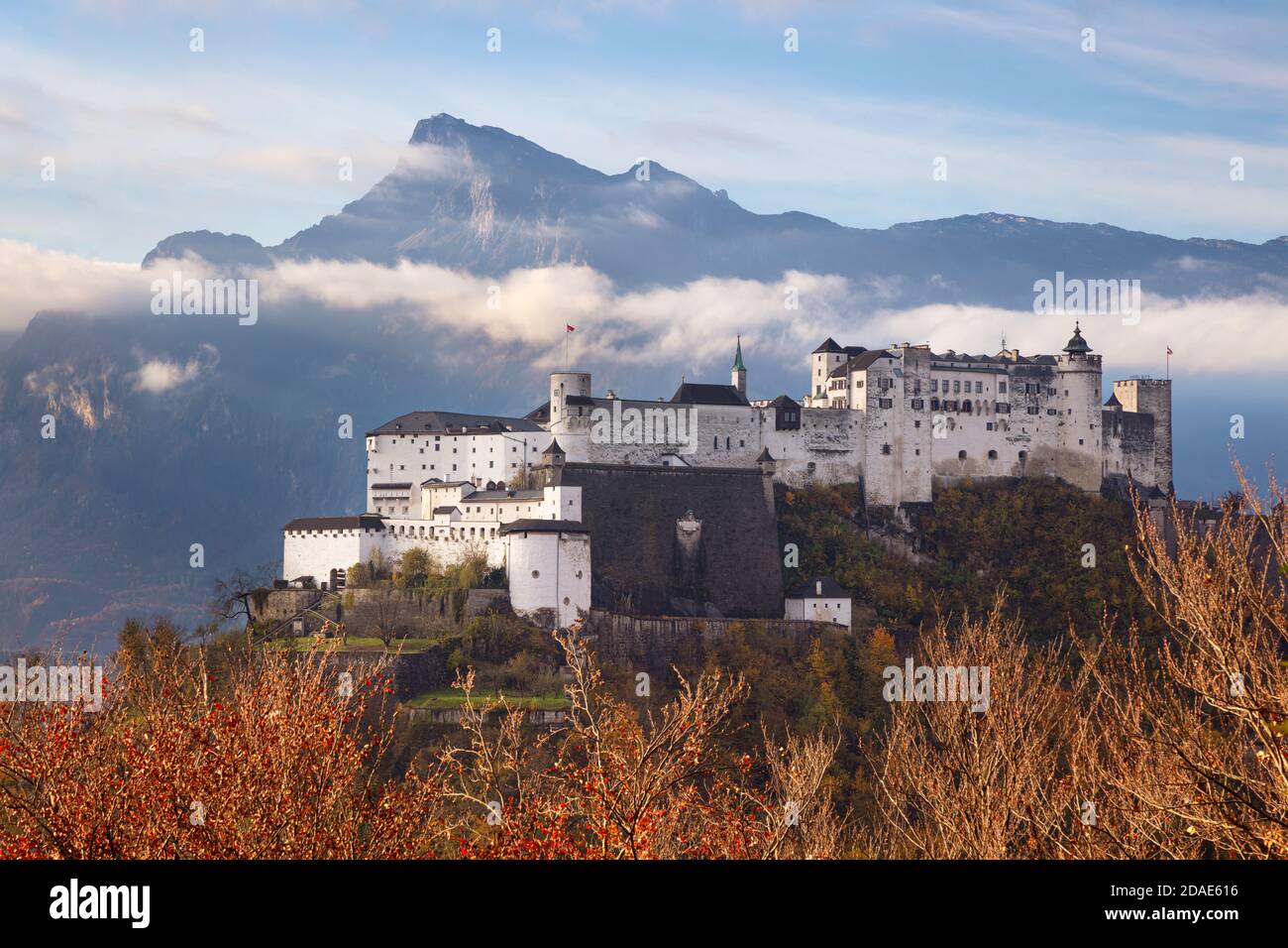 Fortezza di Hohensalzburg. Immagine della Fortezza di Hohensalzburg con catena montuosa sullo sfondo situata a Salisburgo, Austria, all'alba dell'autunno Foto Stock