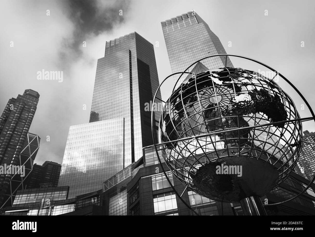 New York, USA - 16 settembre 2017: Immagine in bianco e nero dell'iconica scultura della Terra di fronte alle Torri Trump al Columbus Circle di Manhattan. Inox Foto Stock