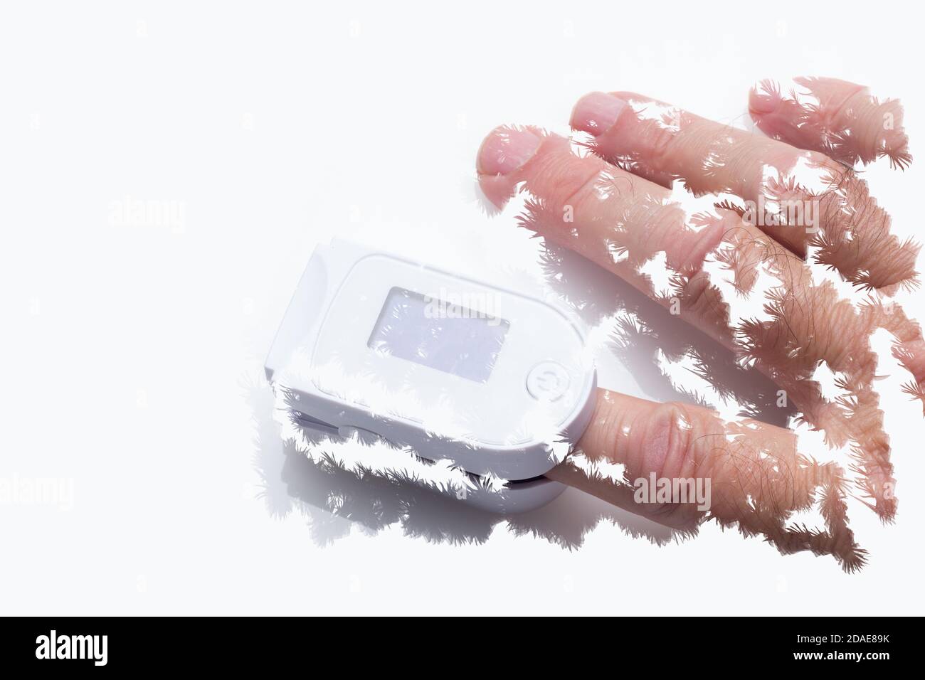 Il processo di misurazione del livello di ossigeno nel sangue. Concetto. Un dispositivo a impulsi per misurare la saturazione di ossigeno umano. La riduzione dell'ossigenazione è a s. Foto Stock