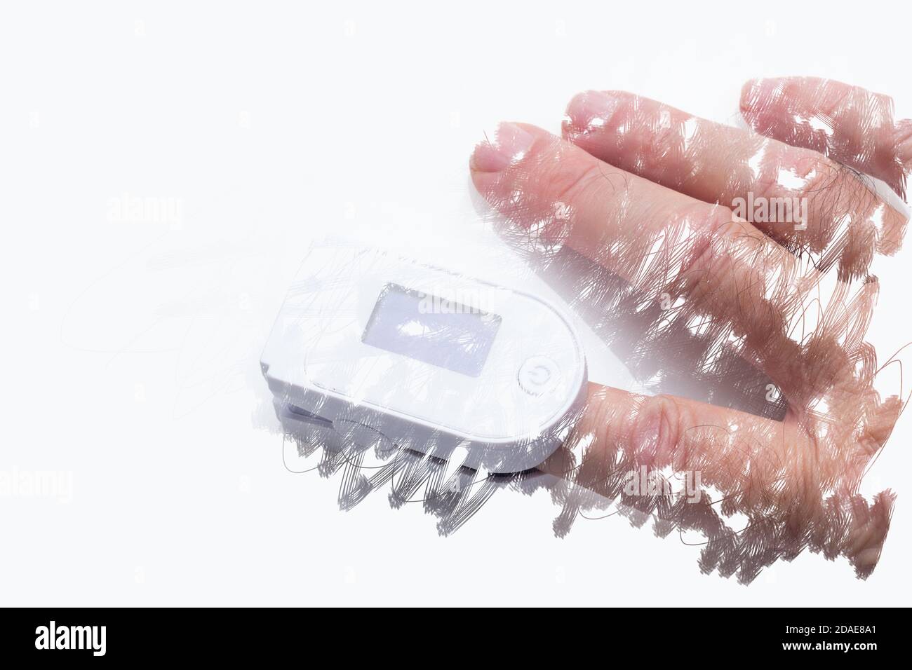 Il processo di misurazione del livello di ossigeno nel sangue. Concetto. Un dispositivo a impulsi per misurare la saturazione di ossigeno umano. La riduzione dell'ossigenazione è a s. Foto Stock