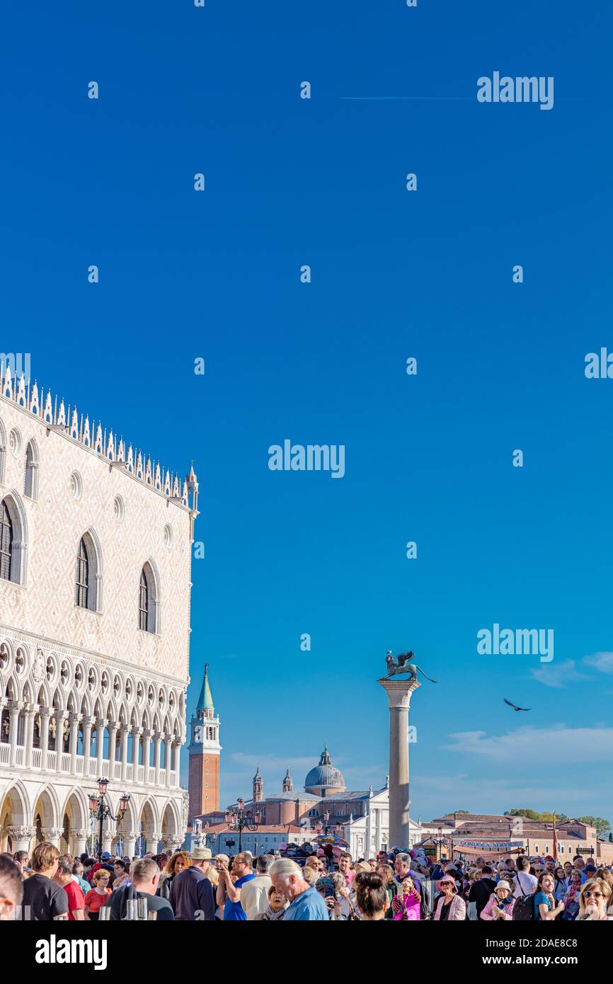 09.20.19: Piazza San Marco con Campanile e Palazzo Ducale. Venezia, Italia. Architettura artistica con cielo blu. Foto Stock