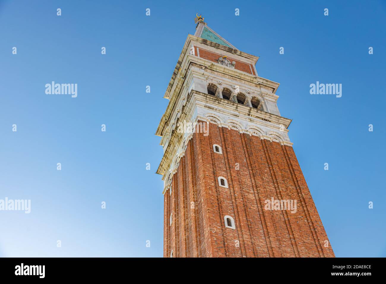 Piazza San Marco con il Campanile e il Palazzo Ducale. Venezia, Italia. Architettura artistica con cielo blu. Foto Stock