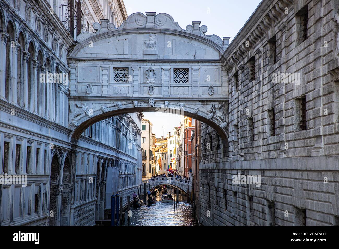 10.09.19 - Via canale tradizionale con gondola a Venezia, Italia. Italia bellezza, una delle vie dei canali a Venezia. Vecchio canale con barche e ponte Foto Stock