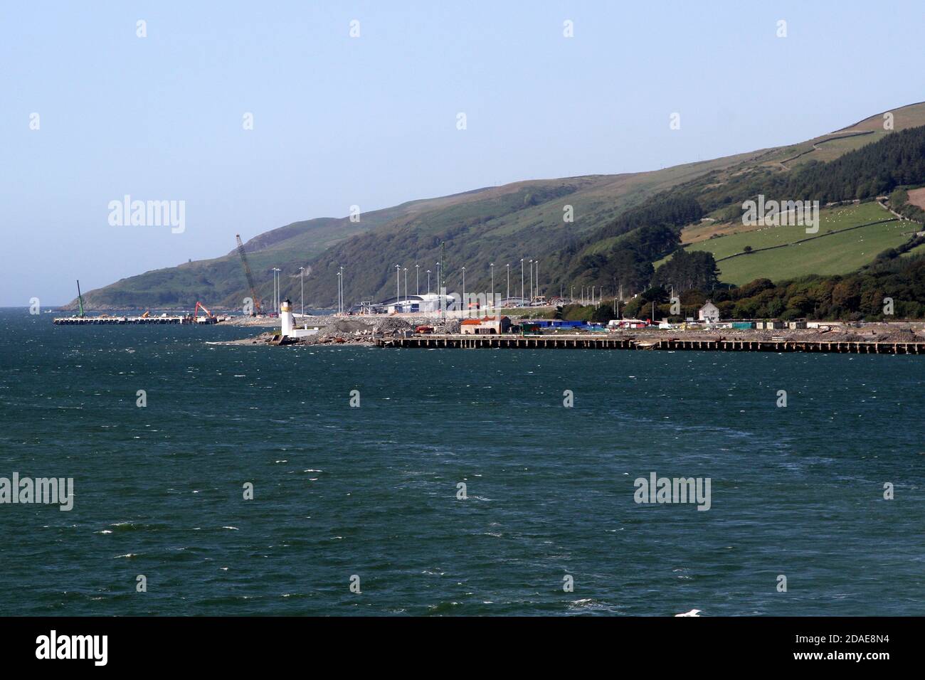 Loch Ryan, Dumfries e Galloway, Scozia, Regno Unito. Vista dell'Ayrshire da Stena Caledonian Irish Ferry in barca a vela per l'Irlanda. Vista del traghetto P&o European Causeway ormeggio a Cairnryan. Il porto è stato sviluppato da quando questa immagine è stata scattata Foto Stock